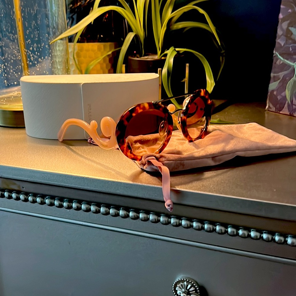 Fantastic Prada Sunglasses ! Never wear it! Bloggers favorite!❤️